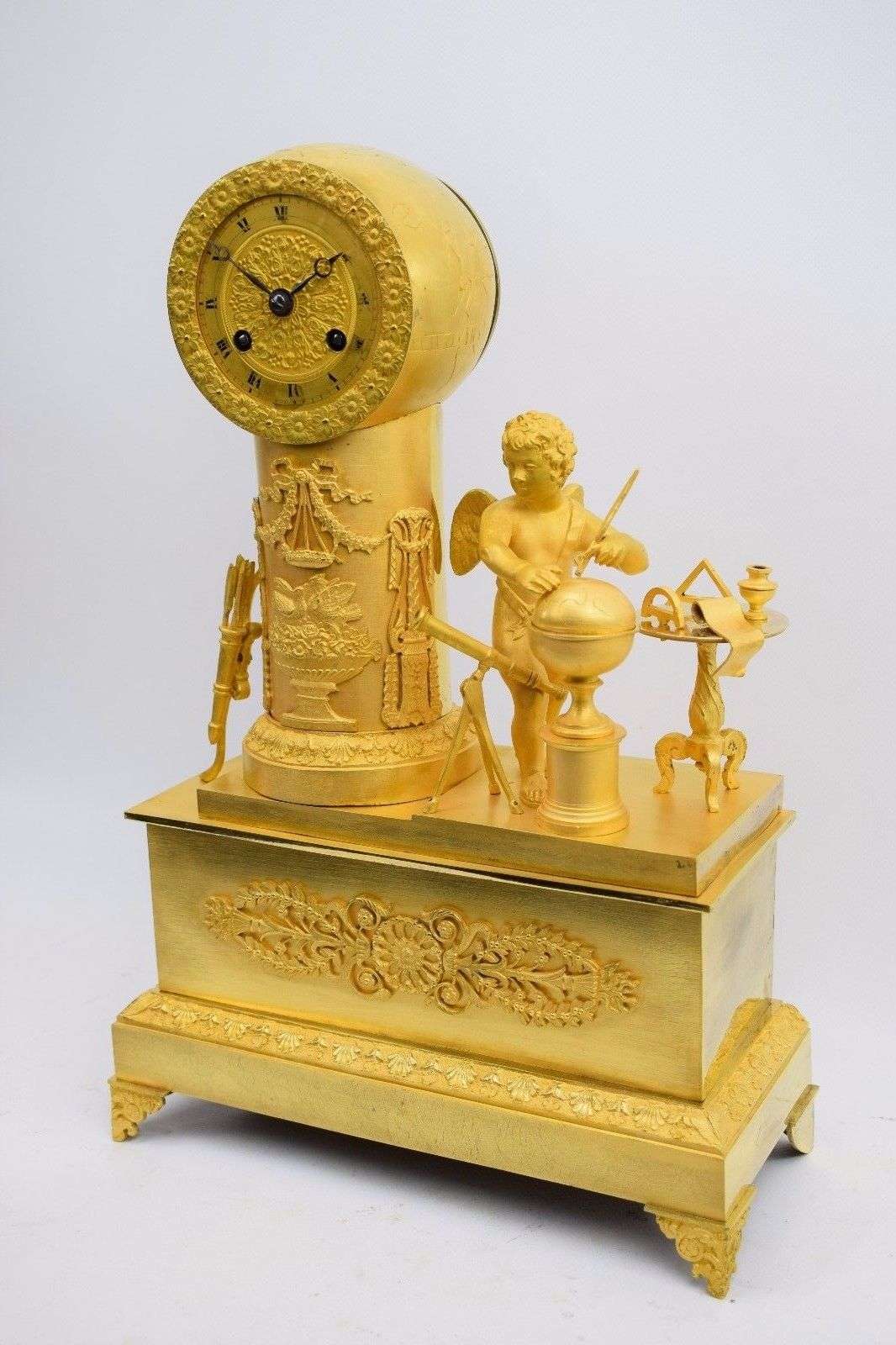 Wunderschöne Empire Pendule aus feuervergoldeter Bronze Amor als Astronom Paris um 1815 – Detail