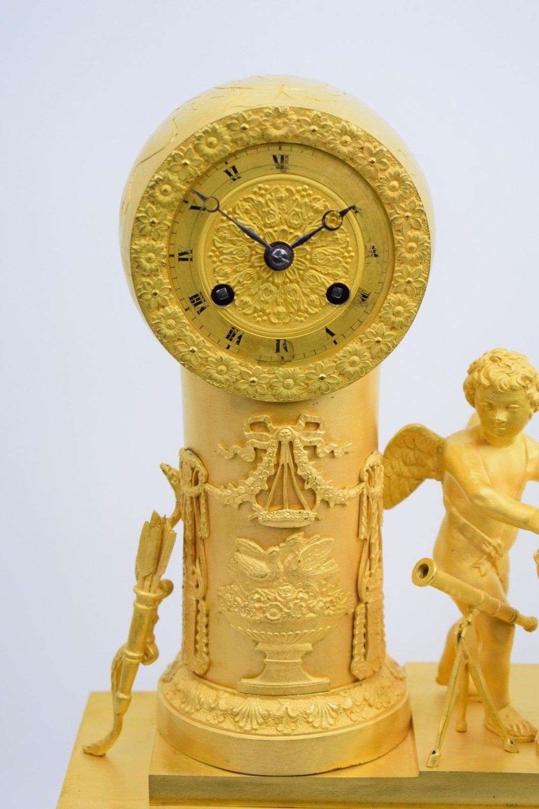 Wunderschöne Empire Pendule aus feuervergoldeter Bronze Amor als Astronom Paris um 1815 – Detail