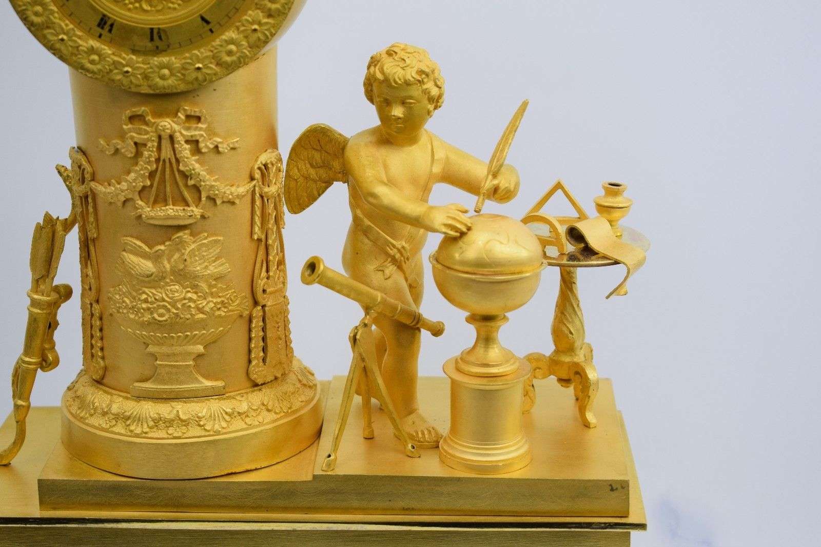 Wunderschöne Empire Pendule aus feuervergoldeter Bronze Amor als Astronom Paris um 1815 – Detail