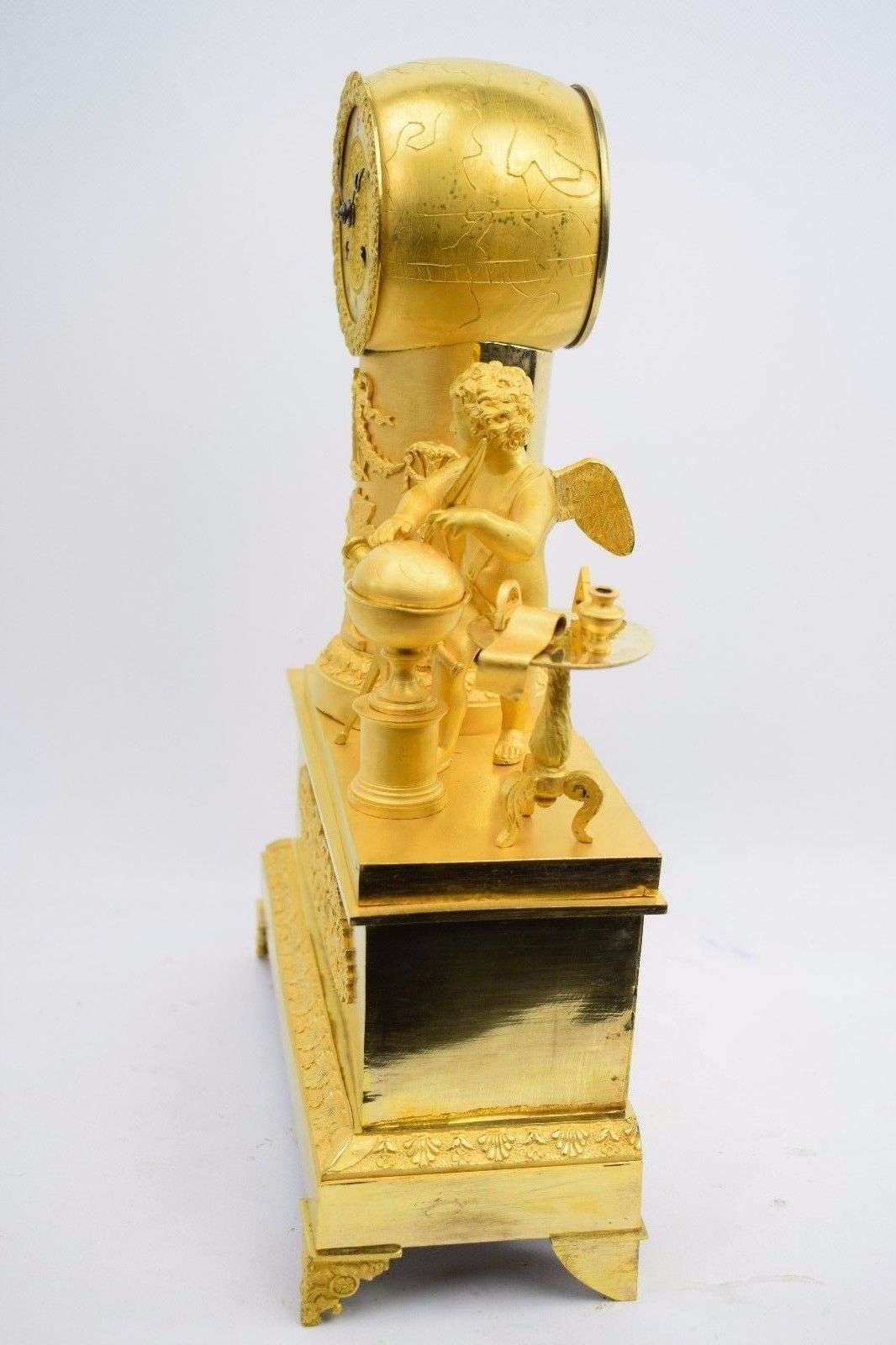 Wunderschöne Empire Pendule aus feuervergoldeter Bronze Amor als Astronom Paris um 1815 – Detail