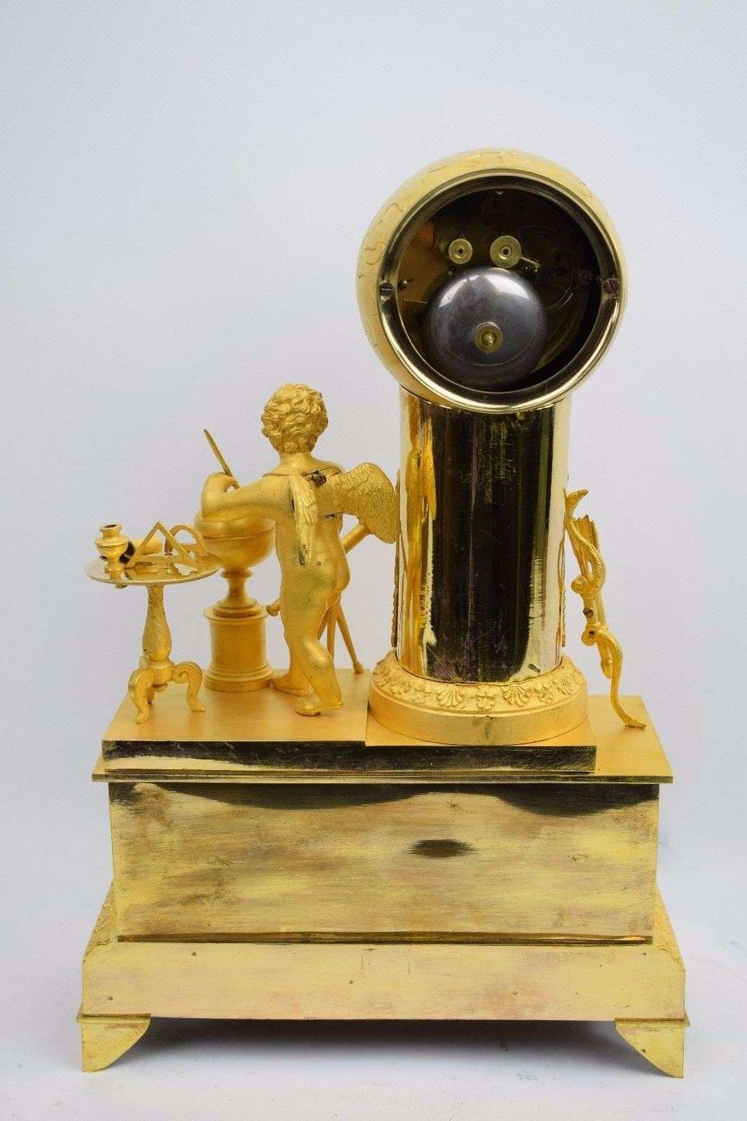 Wunderschöne Empire Pendule aus feuervergoldeter Bronze Amor als Astronom Paris um 1815 – Detail
