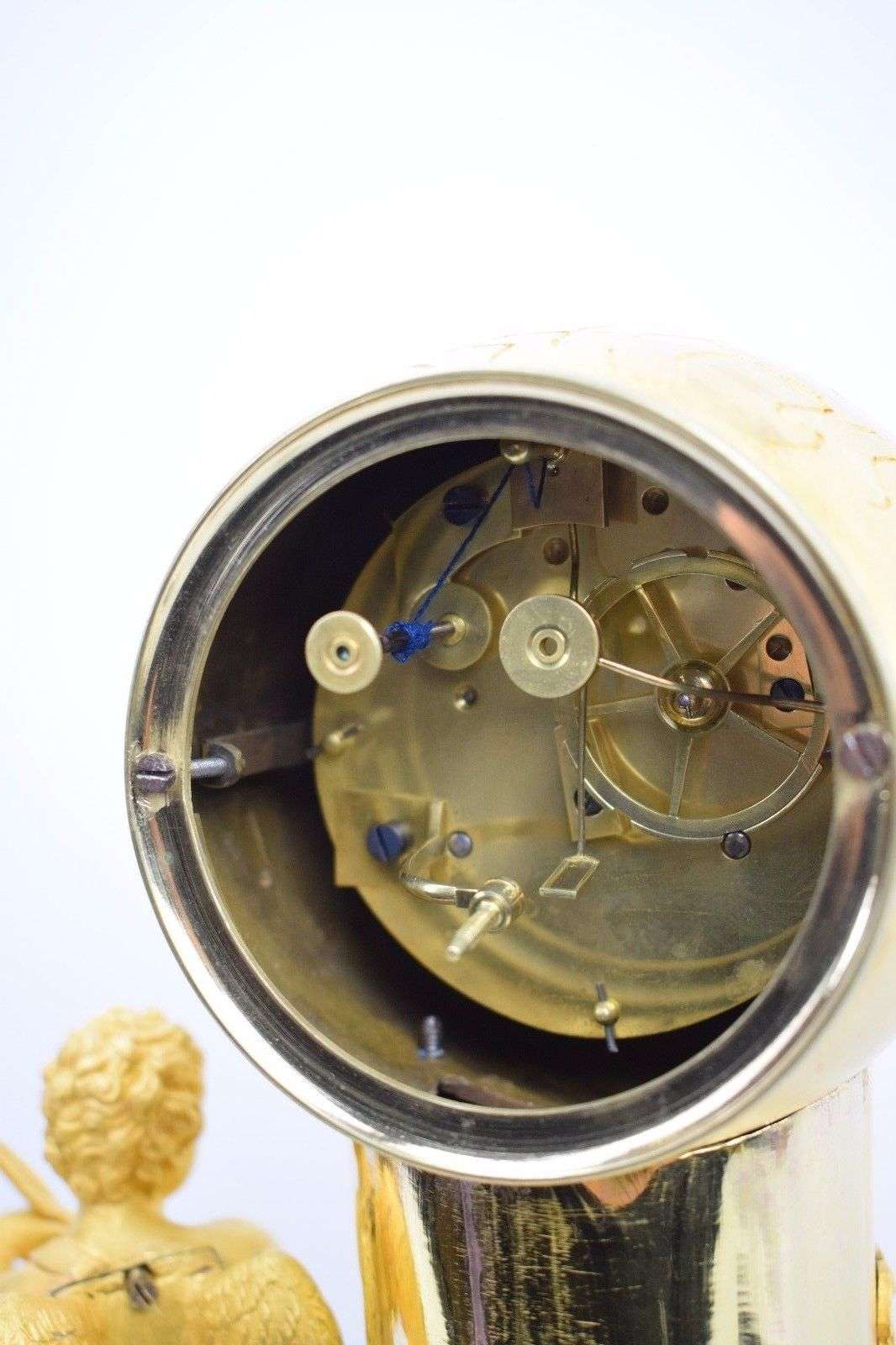 Wunderschöne Empire Pendule aus feuervergoldeter Bronze Amor als Astronom Paris um 1815 – Detail